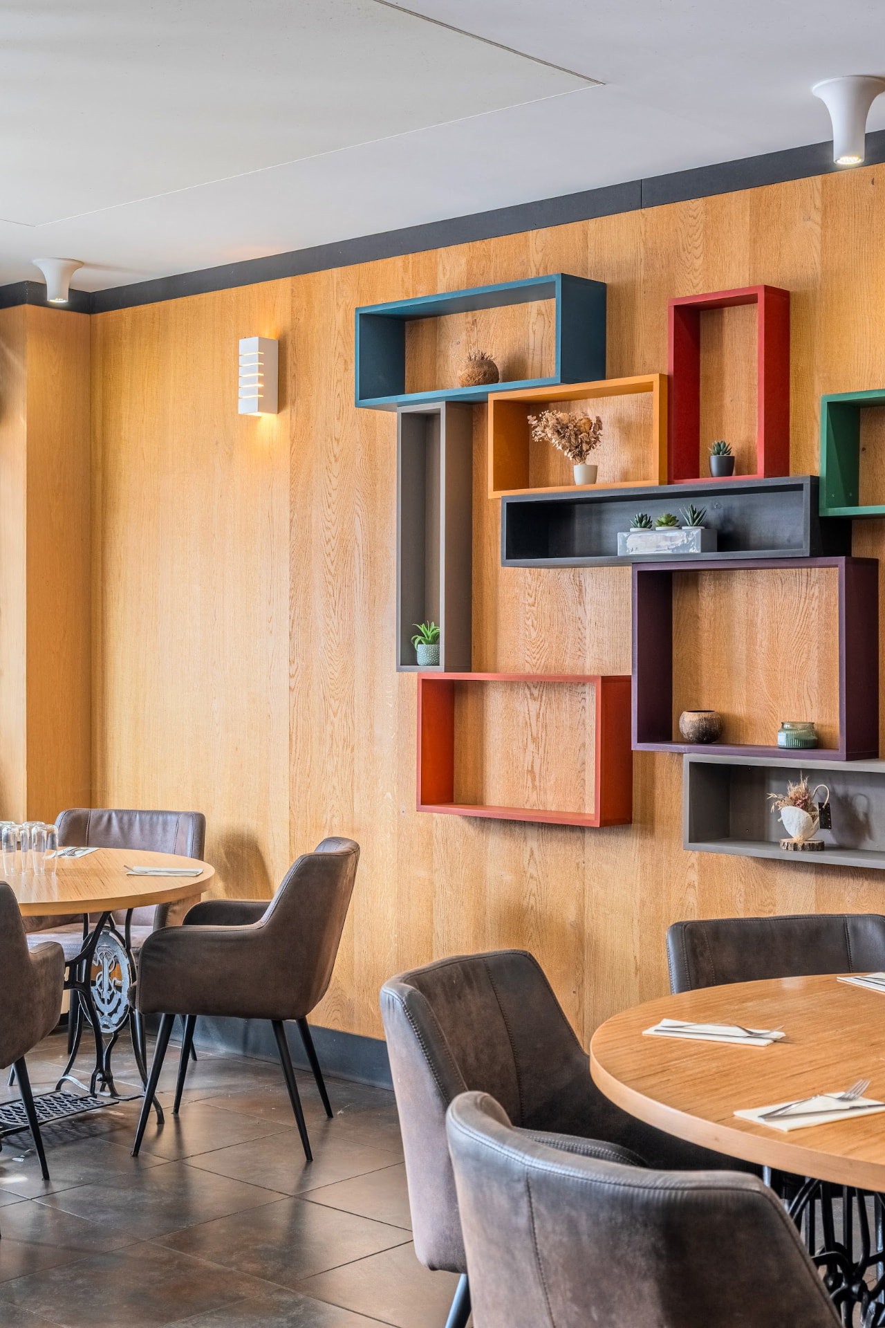 Décoration intérieure en bois et étagères colorées